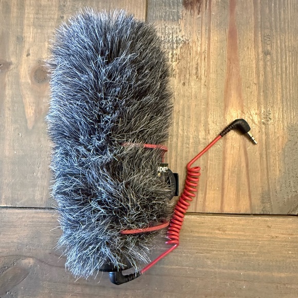 Rode VideoMic GO Lightweight On Camera Microphone + Rode Deadcat Windshield - Picture 1 of 5